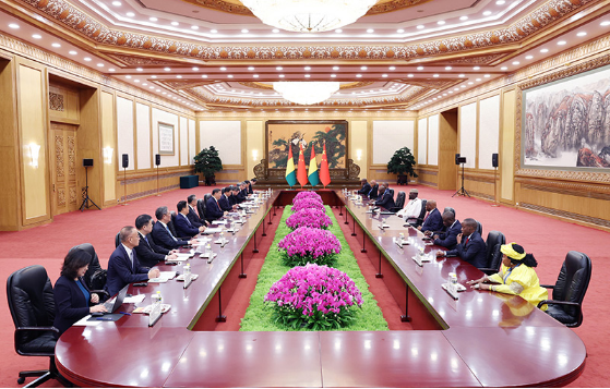 习近平会见几内亚总统敦布亚2 习近平会见几内亚总统敦布亚2